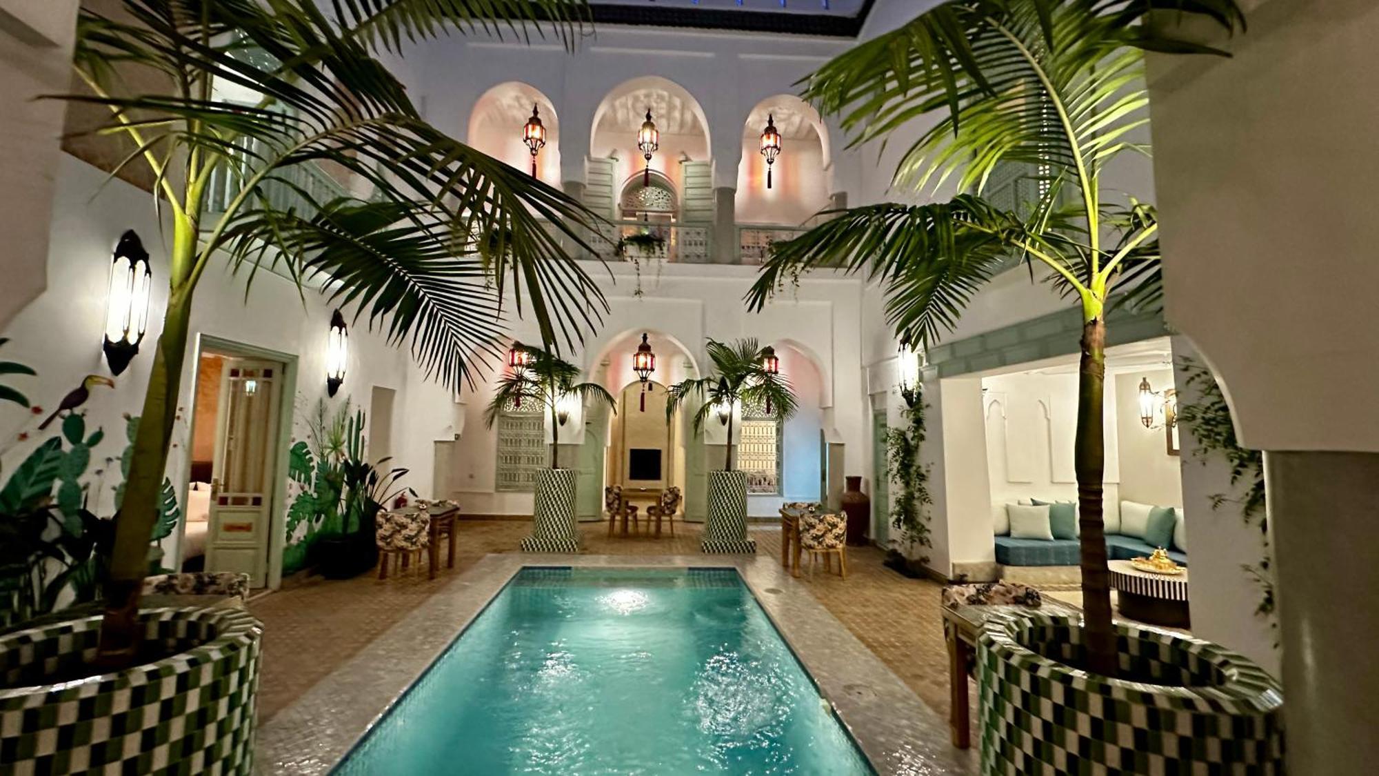 Riad Assouel Et By La Siredrah *