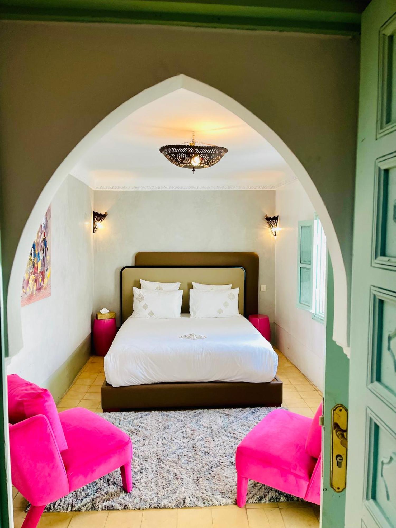 Riad Assouel Et By La Siredrah *
