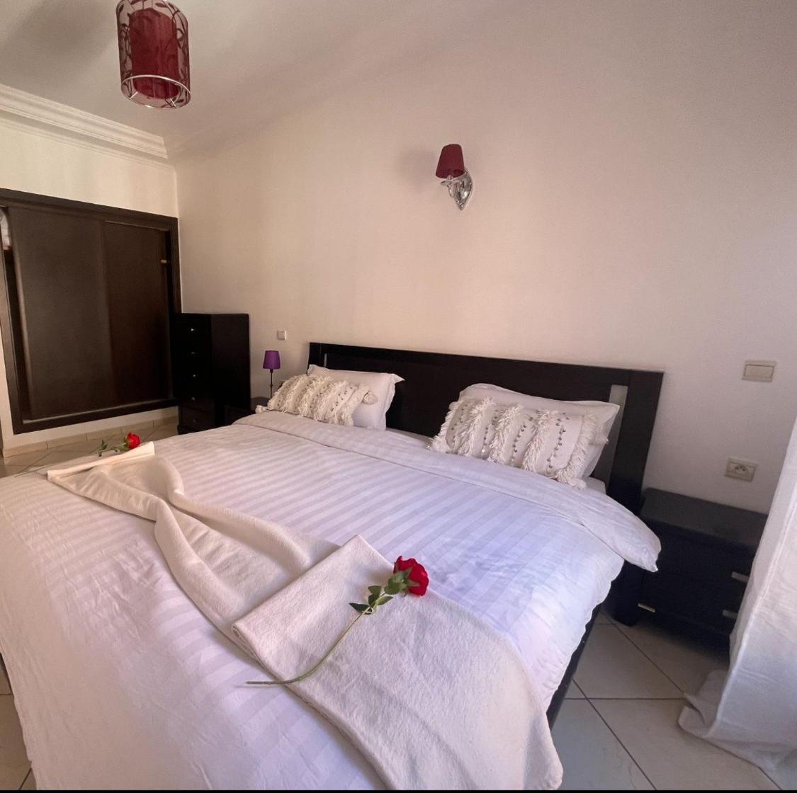Apartment Magnifique Spacieux Confort Propre Familial 2 Salon Et Salle A Manger A 20mn A Pied De Place Jemaa El Fina 4 Piscines Dans Espace De Golf A 12 Mn En Voitures L Entree Est Gratuit Pour La Clientele Ouvert Entre 10h Et 20h