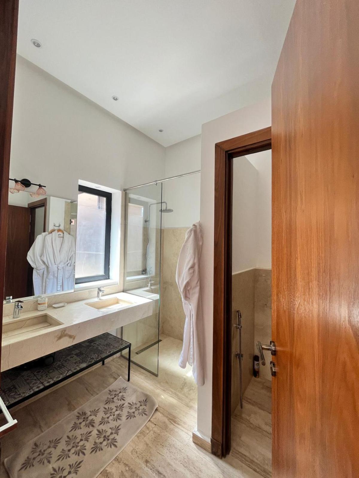 Iris Apartment *