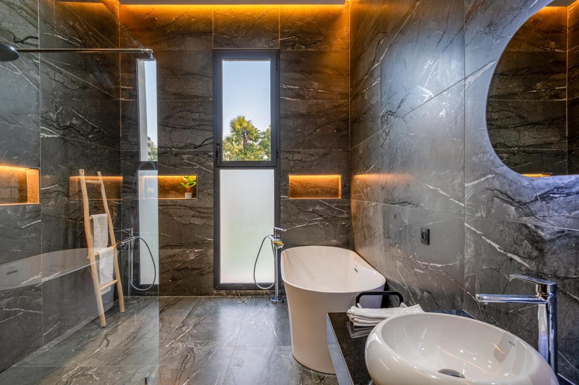 Alia - Piscine - 4 Bedroom Ba - Wifi - Parking Villa *