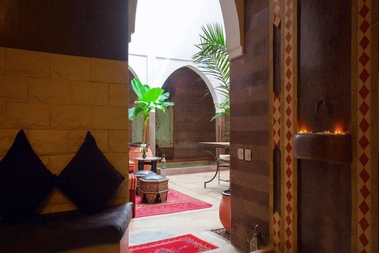 Dar Kamar Zamane (adults Only)