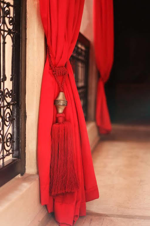 Dar Kamar Zamane (adults Only)