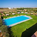 Appartement entouré de verdure, grande piscine