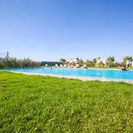 Grand appartement, résidence familiale avec grande piscine et jardin bio