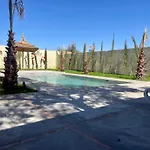 Villa Avec Piscine, Jardin Et Parking Prive Situee A 10 Minutes Du Centre De Marrakech - Ark Realty