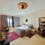 La Villa Des Golfs & Pinkcactus