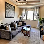 Moderne, Lumineux & Spacieux Avec Balcon -Central -Wifi-Smart Tv-Clim