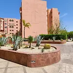Charming 2-Bed Oasis Pool View