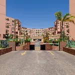 Charming 2-Bed Oasis Pool View
