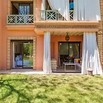 Chill On The Green Oasis Poolside Luxury