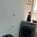 Quiet Two Bedroom Apartment 5 Min From The Airport