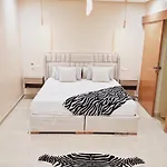 Location Appartement Duplex De Luxe Avec Jardin Privatif, Dans Residence Avec Piscines