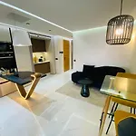 Ultra Modern Studio With Rooftop Pool