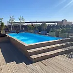 Ultra Modern Studio With Rooftop Pool