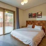 Spacious Luxury Apartment With Heated Pool Center