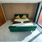 Modern Stay In Ultimate City Center With Parking And Balcony