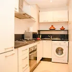 Chic & Modern In City Center - Pool, Iptv & Comfort