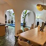 Riad Privatise Jusqu A 10 Personnes Avec 5 Suites, Bassin Et Rooftop A Seulement 15 Minutes A Pied De La Celebre Place Jemaa El Fna