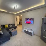 Apartment With Pool In Center