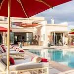 Luxury 5-Suite Villa With Heated Pool, Steam Room & Games