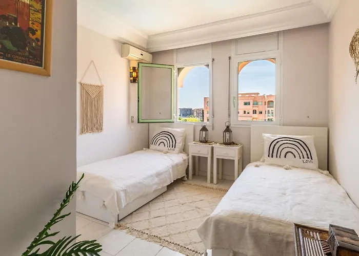Charming 2-Bed Oasis Pool View