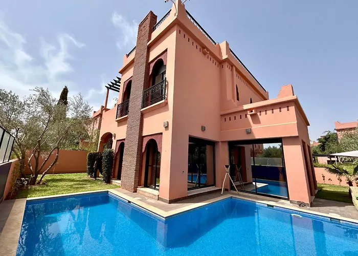 Luxury Villa With Pool, Garden & Gated Security