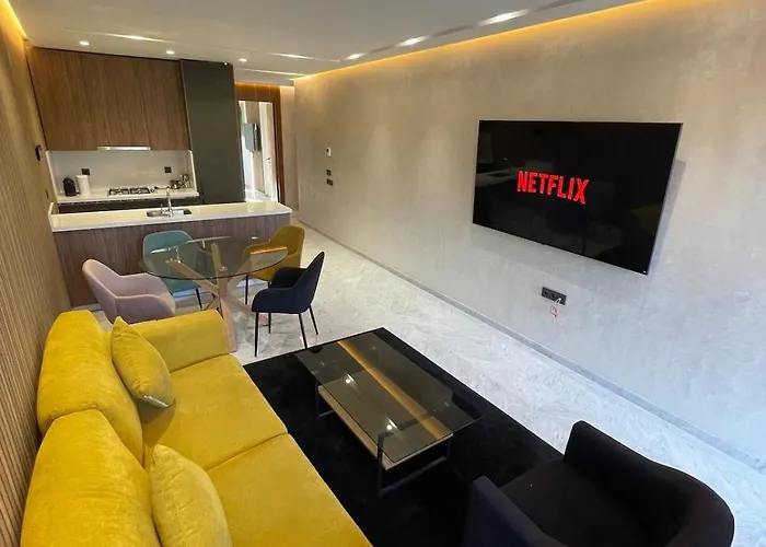 Modern Stay In Ultimate City Center With Parking And Balcony