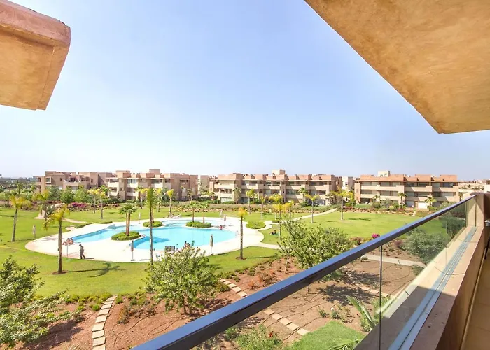 Lumineux Et Vue Degagee Sur Piscine A Prestigia