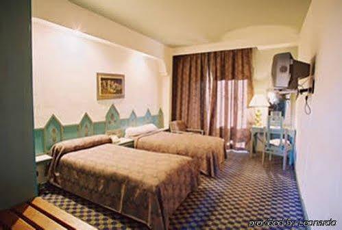 Amine Hotel