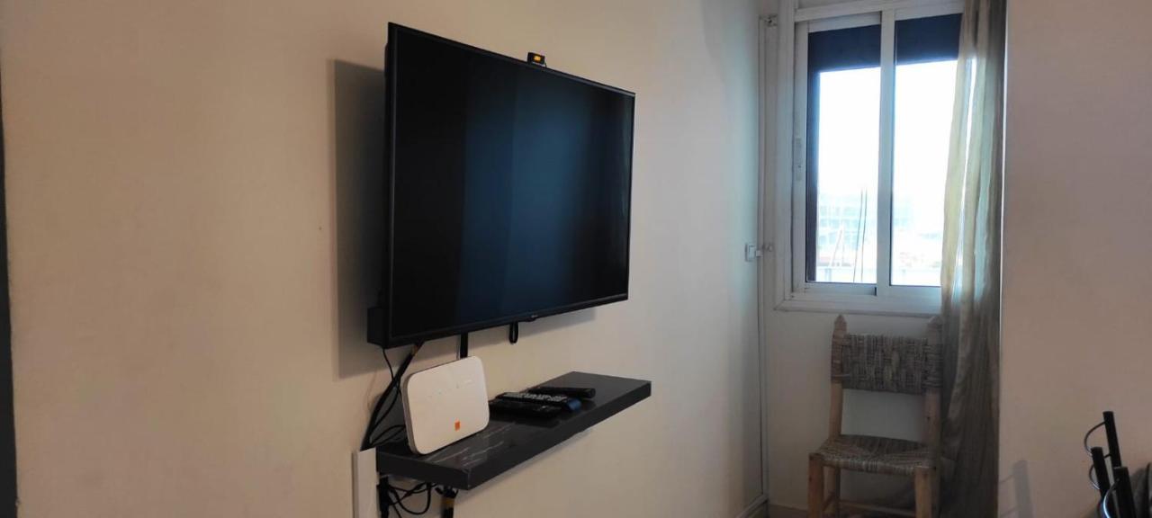 Bright Air Conditioned Near Center *