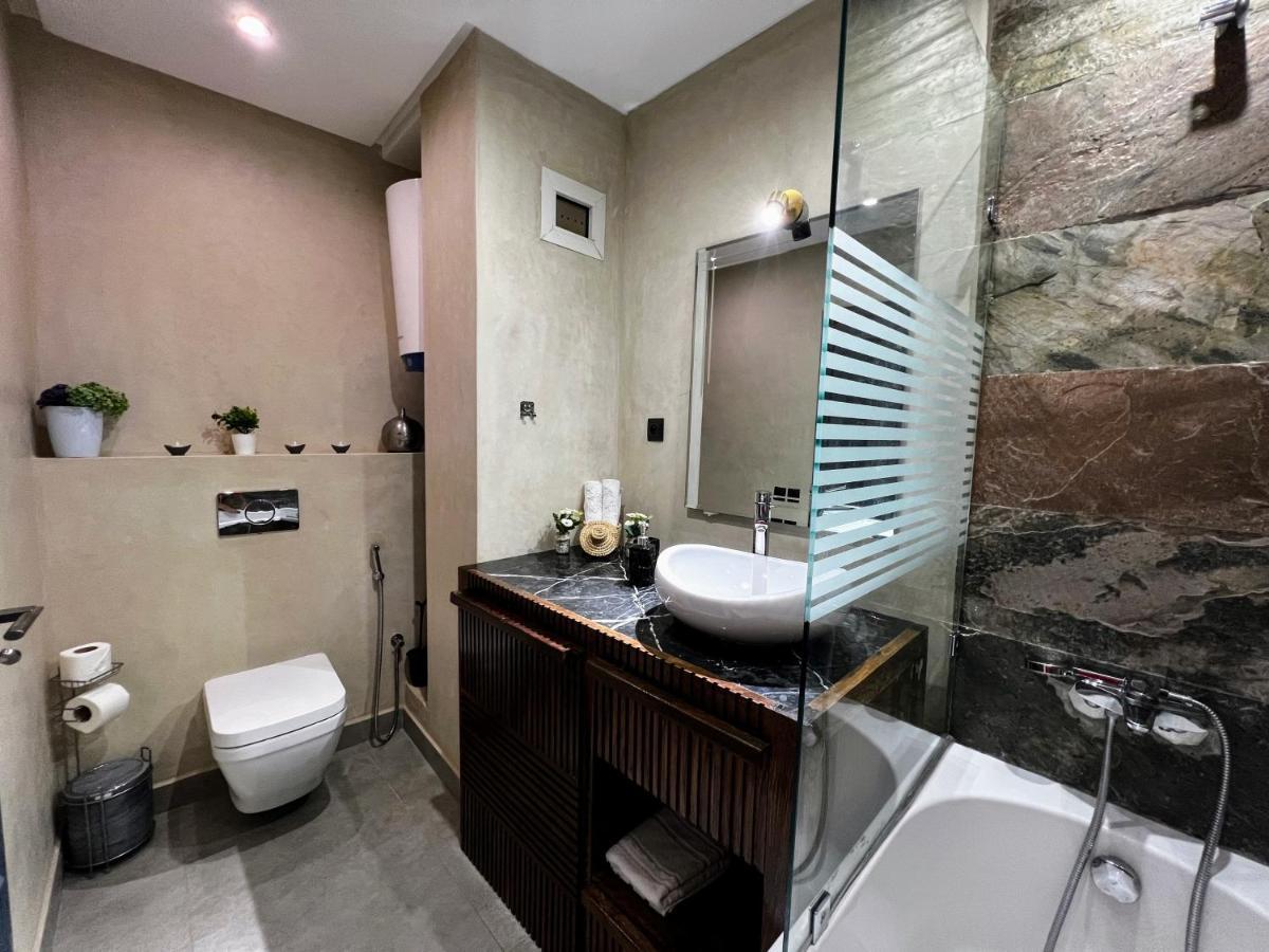 Apartment Moderne, Lumineux & Spacieux Avec Balcon -central -wifi-smart Tv-clim *