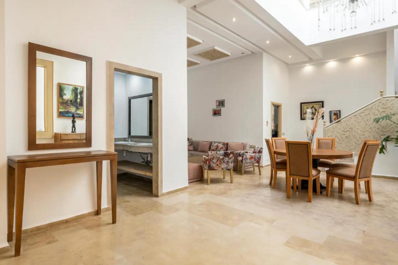 Jolie 3 Chambres Loue Entierement Avec Piscine Villa *