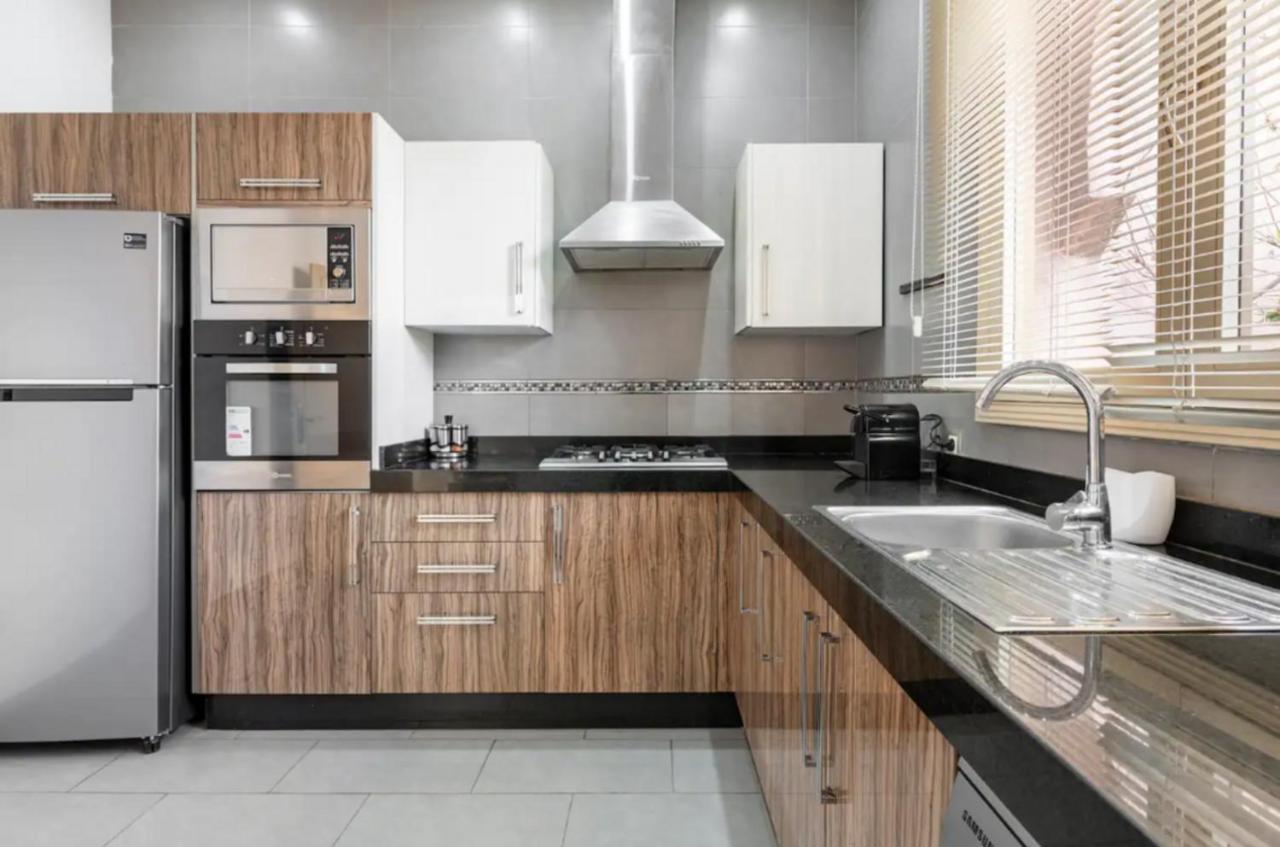 Jolie 3 Chambres Loue Entierement Avec Piscine Villa *