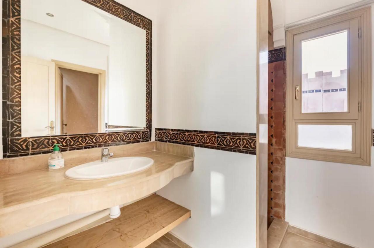 Jolie 3 Chambres Loue Entierement Avec Piscine Villa *