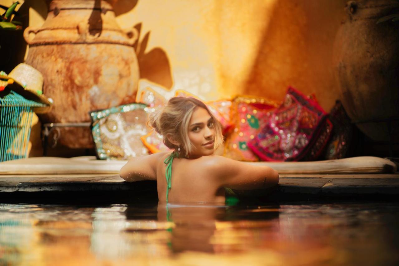 Roxanne Riad 3*