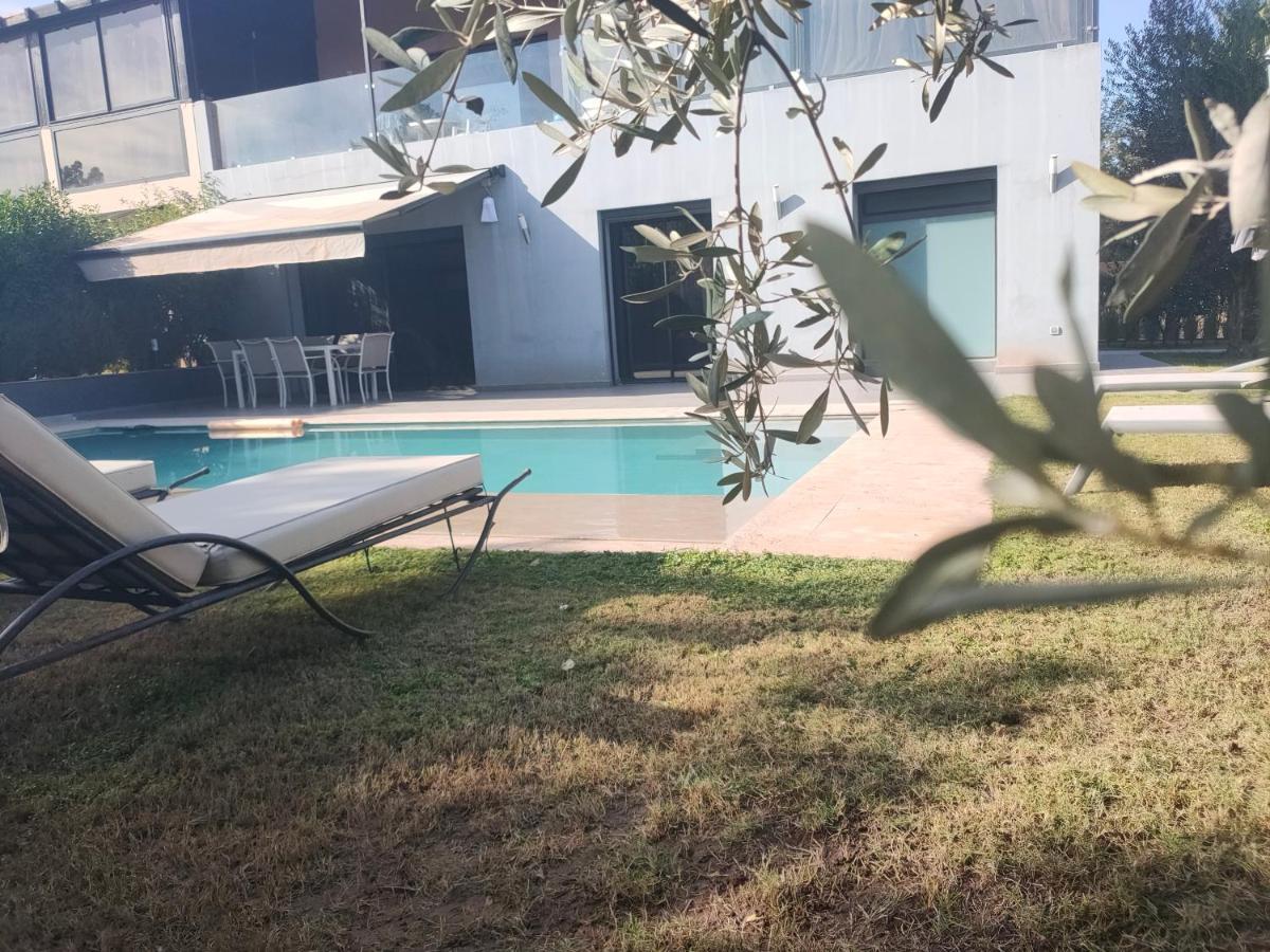 Sara Avec Sa Piscine Et Jardin *