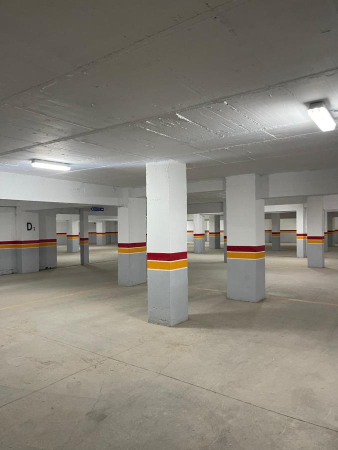 A Cote De La Gare Du Train *