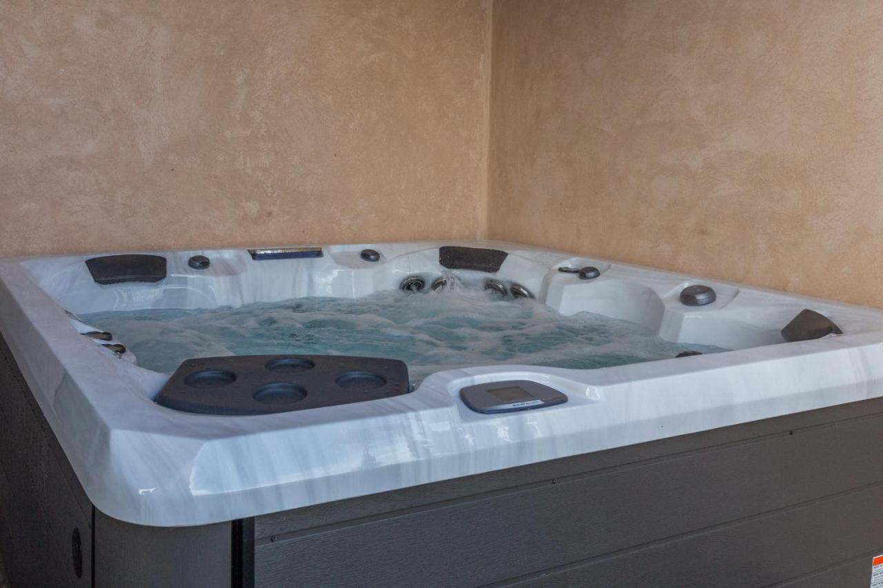 103 - Luxury Getaway - Private Jacuzzi Villa *