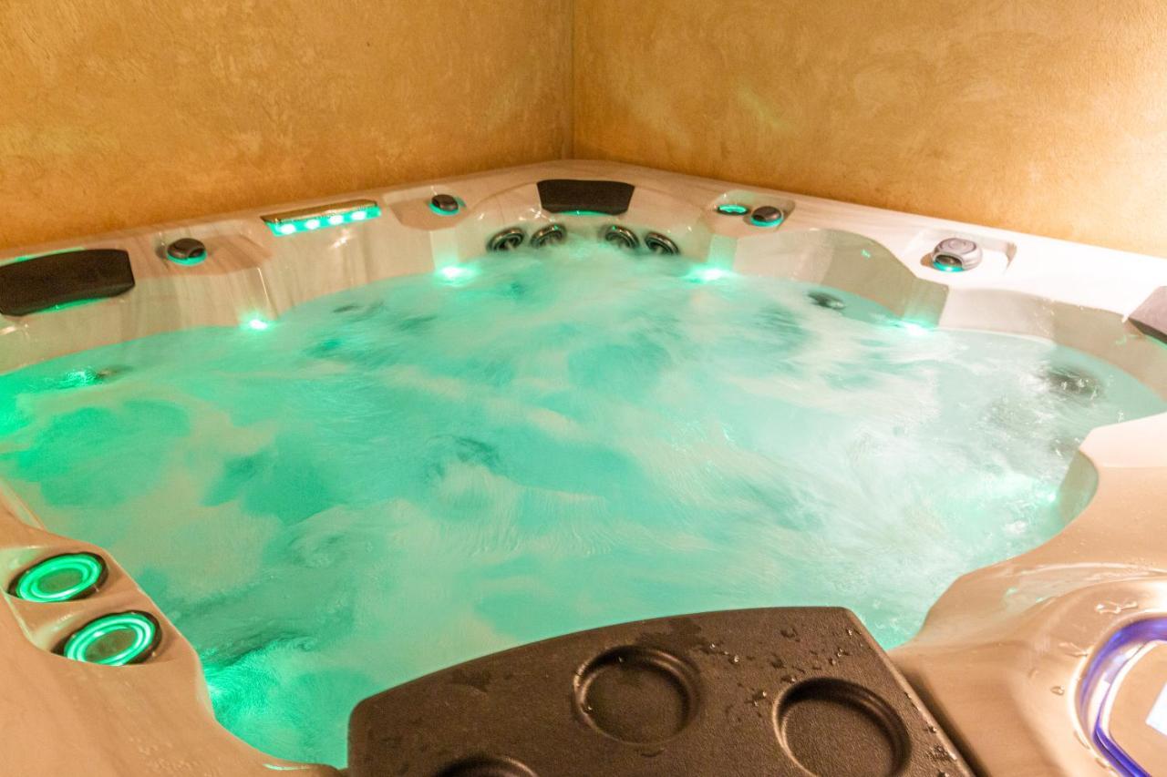 103 - Luxury Getaway - Private Jacuzzi Villa