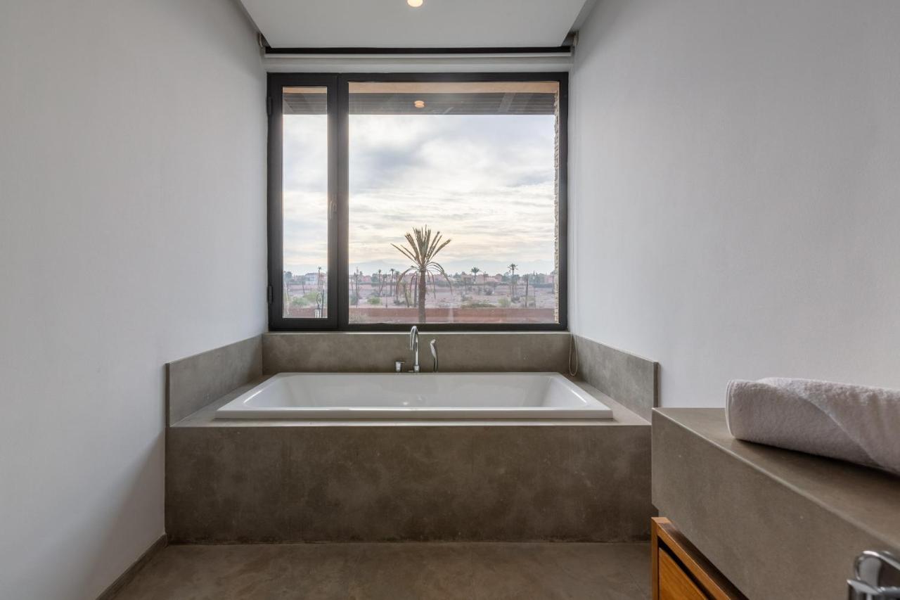 103 - Luxury Getaway - Private Jacuzzi *