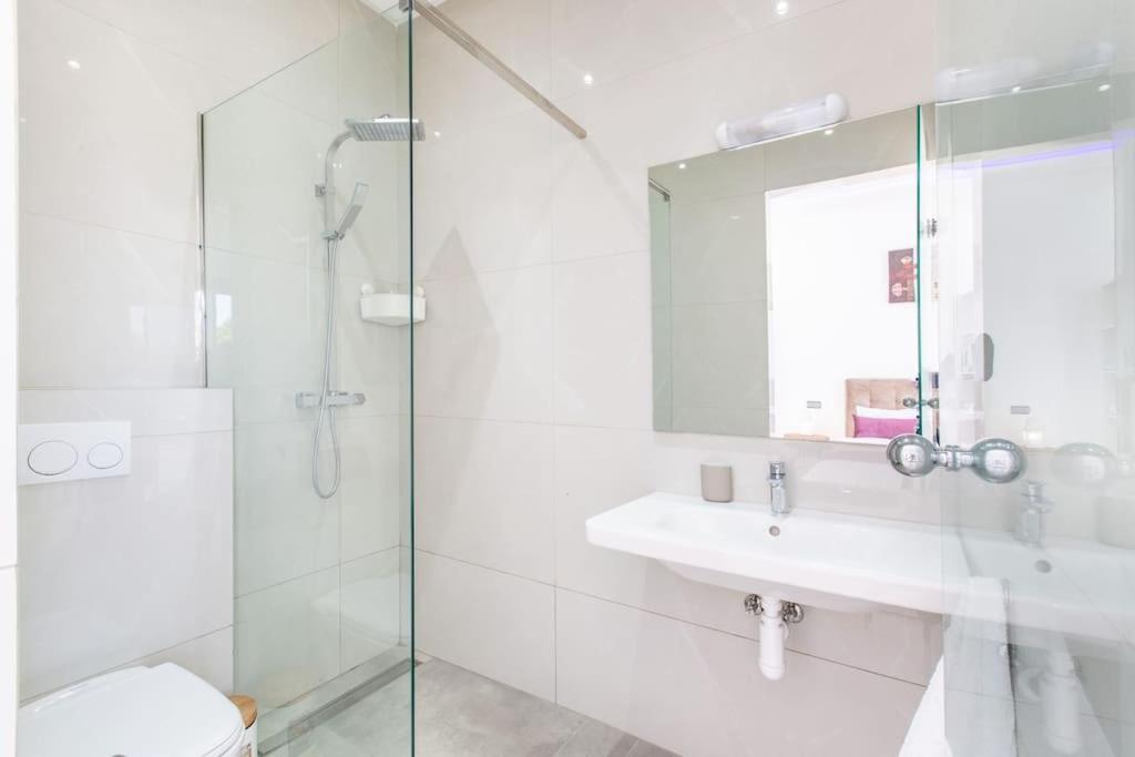 Coquelicot, Modern Style Avec Jacuzzi, Piscine Chauffee