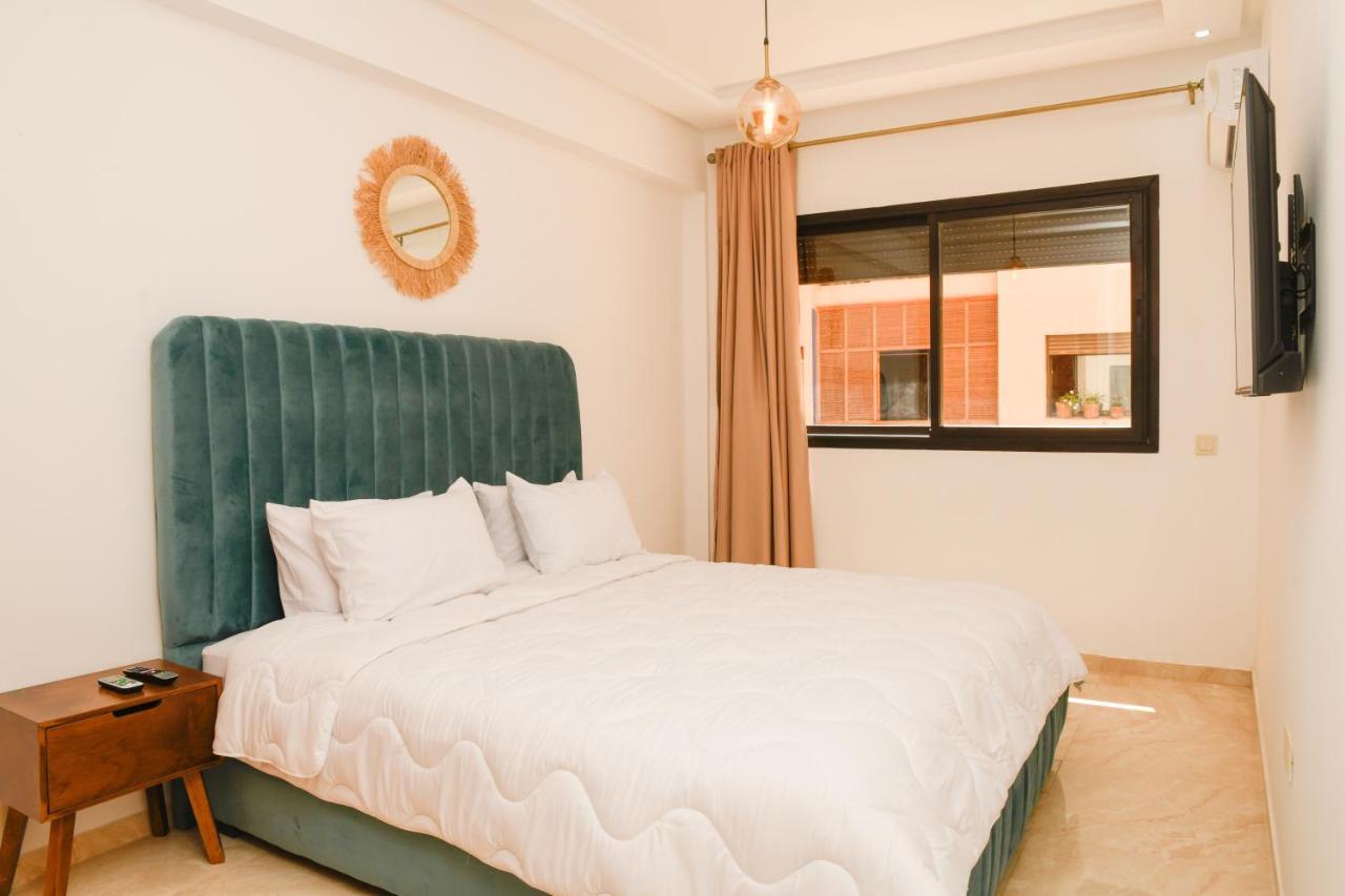 Appartement Stylish With A Pool In The Center Of