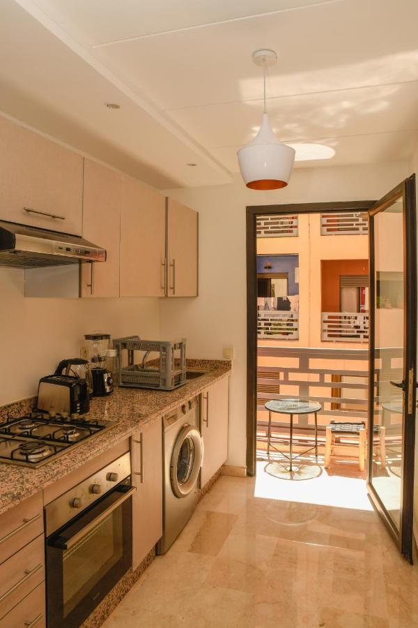 Appartement Stylish With A Pool In The Center Of