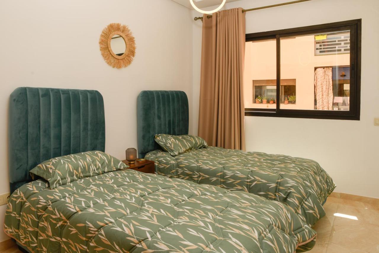 Appartement Stylish With A Pool In The Center Of