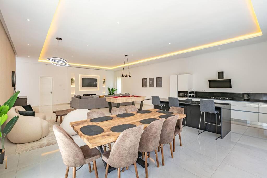 Mima, Lux, Billard, Jeux, Cuisiniere , Piscine Chauffee, Villa