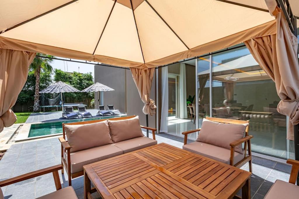 Mima, Lux, Billard, Jeux, Cuisiniere , Piscine Chauffee, Villa Marrakesh