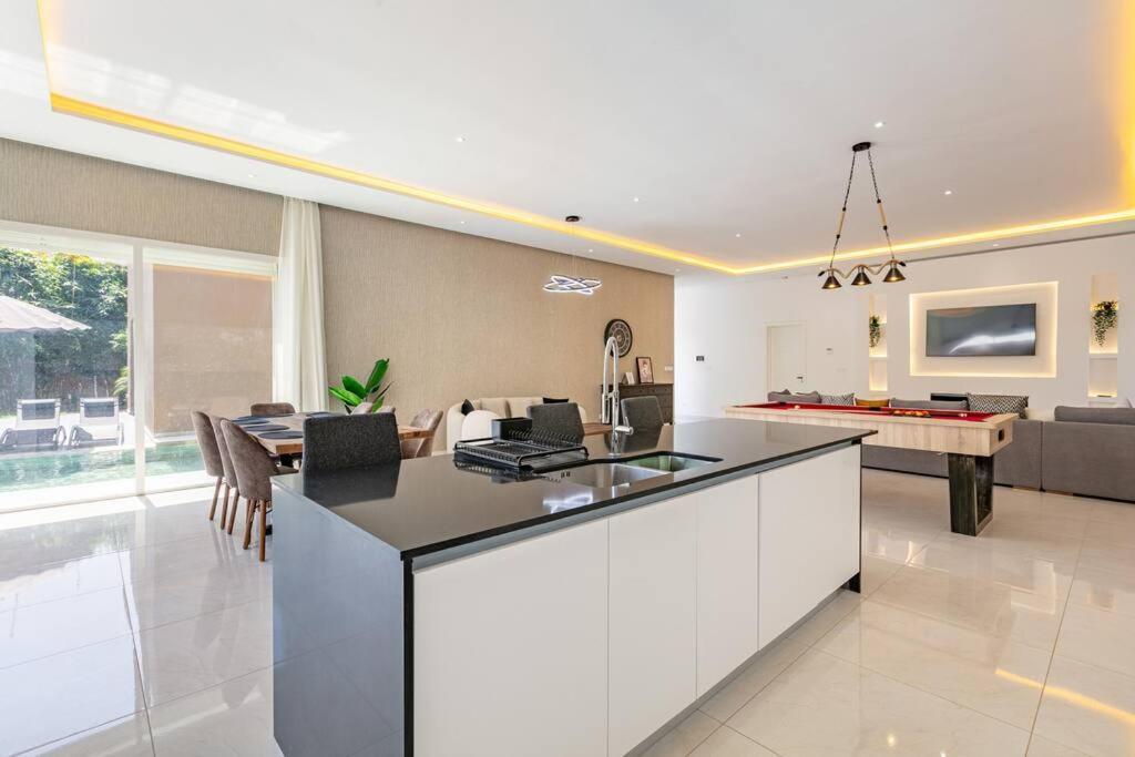 Mima, Lux, Billard, Jeux, Cuisiniere , Piscine Chauffee, Villa Marrakesh
