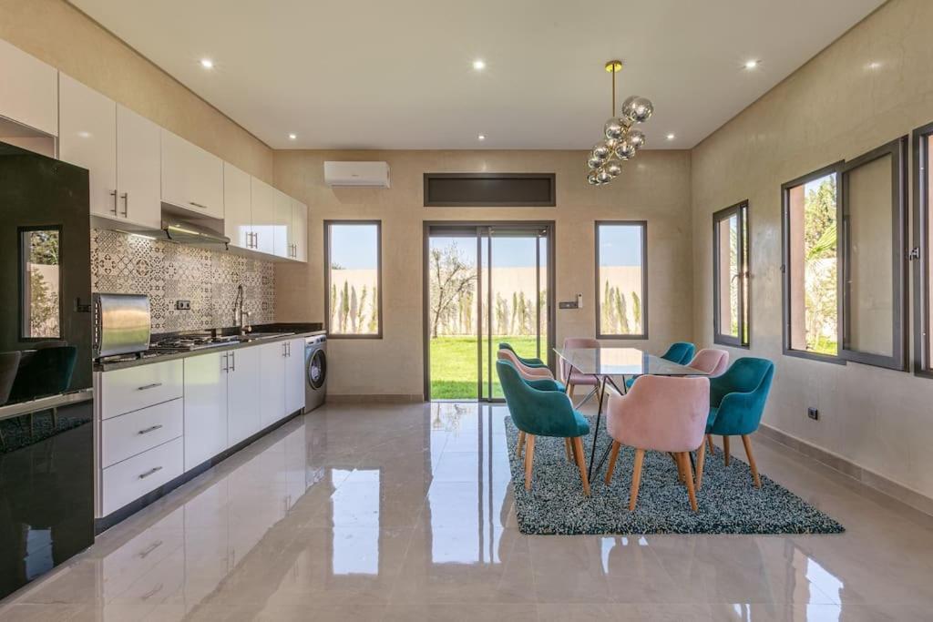 Villa Leila,piscine , Grand Jardin, Jeux , Cuisiniere *
