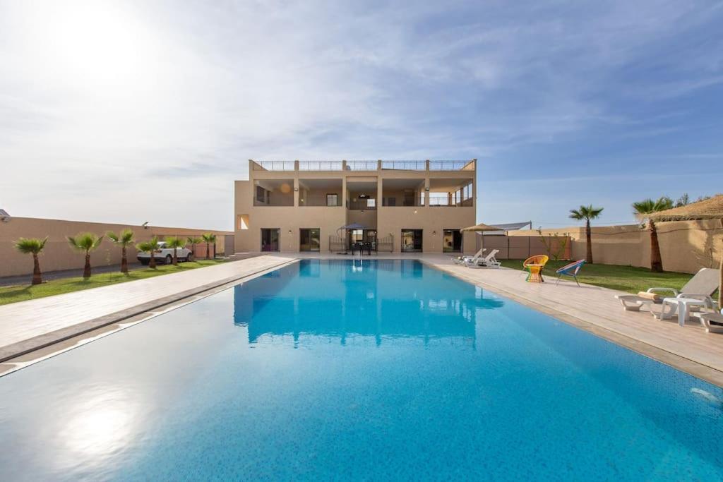Vista , Piscine 22m , Jeux Jardins , Terrain Squash Villa
